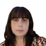 Insegnante seria e professionale cerca di aiutare i ragazzi nei compiti